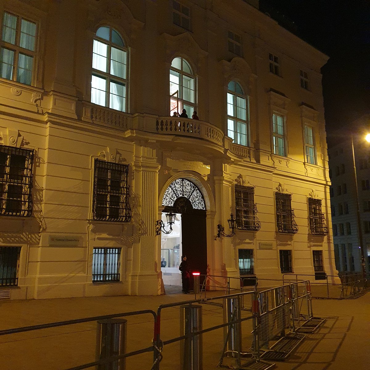 Ich bin gewiss nicht kleinlich, aber dass Couleur-Studenten ihre Rudolfina Redoute im Spiegelsaal des BKA und auf dem Balkon des Ballhausplatzes vorglühen, geht mir doch zu weit.
Gibt denn gar keine Grenze mehr? Das ist der Regierungssitz der Republik.