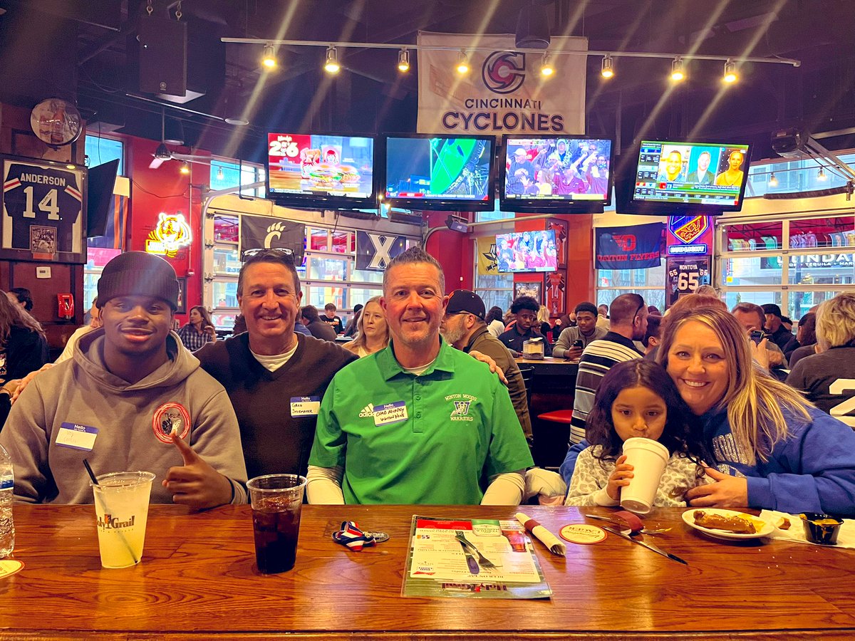 CoachChadMurphy's tweet photo. Hanging out w/ my peeps at the @tsfootball Awards!! Pretty cool event put on by guys that do a lot covering our players!! 🙏🏼🏈🦾#TSFAwards https://t.co/EloHxoss06