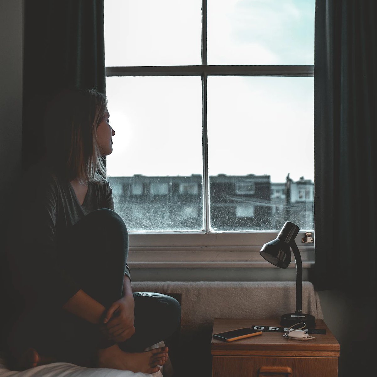 Overthinking, berhadapan dengan ingatan atau perasaan yang tidak nyaman:

Berlatih hanya menyadari pikiran atau perasaan yang muncul - bukan melawan atau mempertahankan - itu energi untuk mengurai relasi kita dengan pikiran atau perasaan.