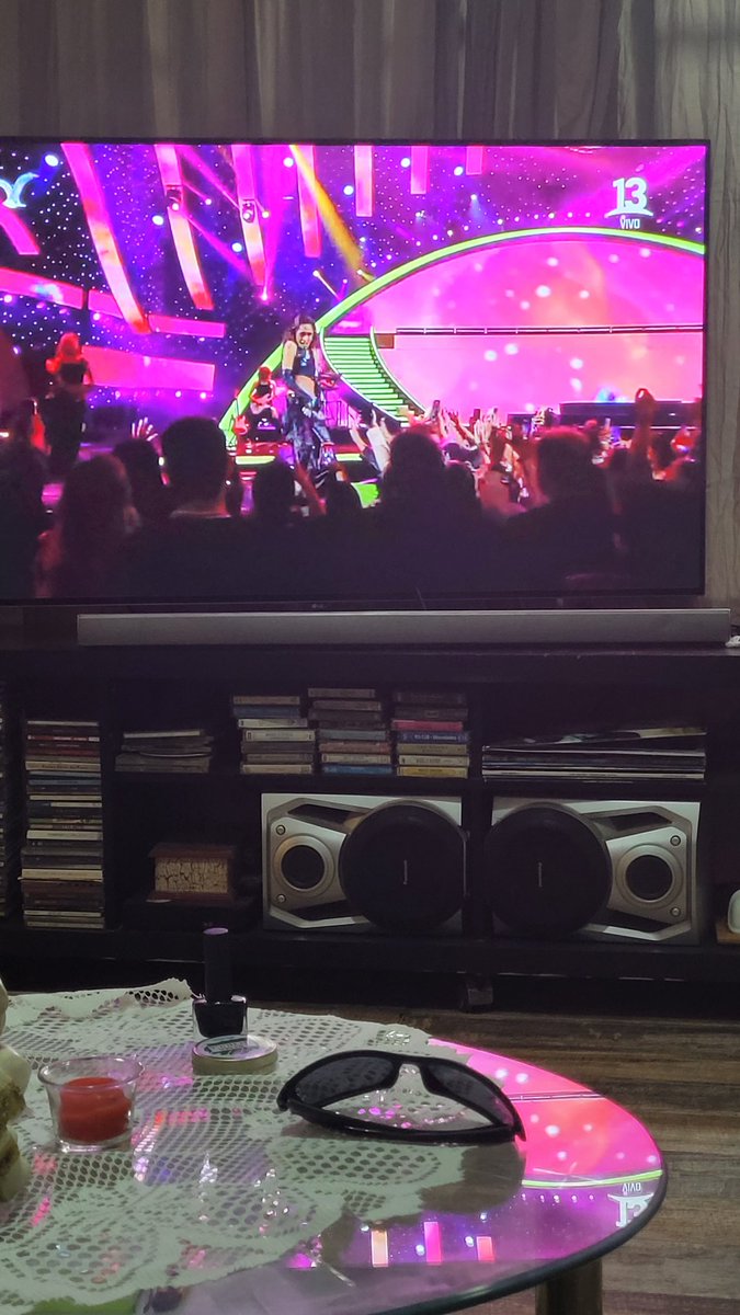 AleBhruja's tweet photo. No le entiendo nada ....y lo que logro captar ....cueck...show para guaguas #FestivalDeVina2023 https://t.co/XZSQ27PkI8