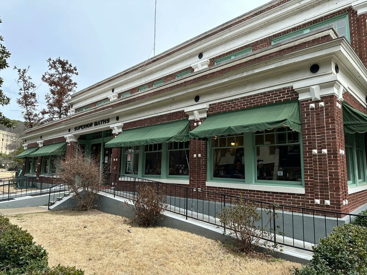 Travel_Butlers's tweet photo. We can’t make a trip to Hot Springs without dining at Superior Bathhouse Brewery!

@VisitHotSprings 
@SuperiorBrewery 

—

#HotSprings #Arkansas #TheNaturalState #VisitHotSprings #HotSpringsNationalPark #BathhouseRow #SuperiorBathhouse #SuperiorBathhouseBrewery #HotSpringsOnTap https://t.co/bosVMdybnU