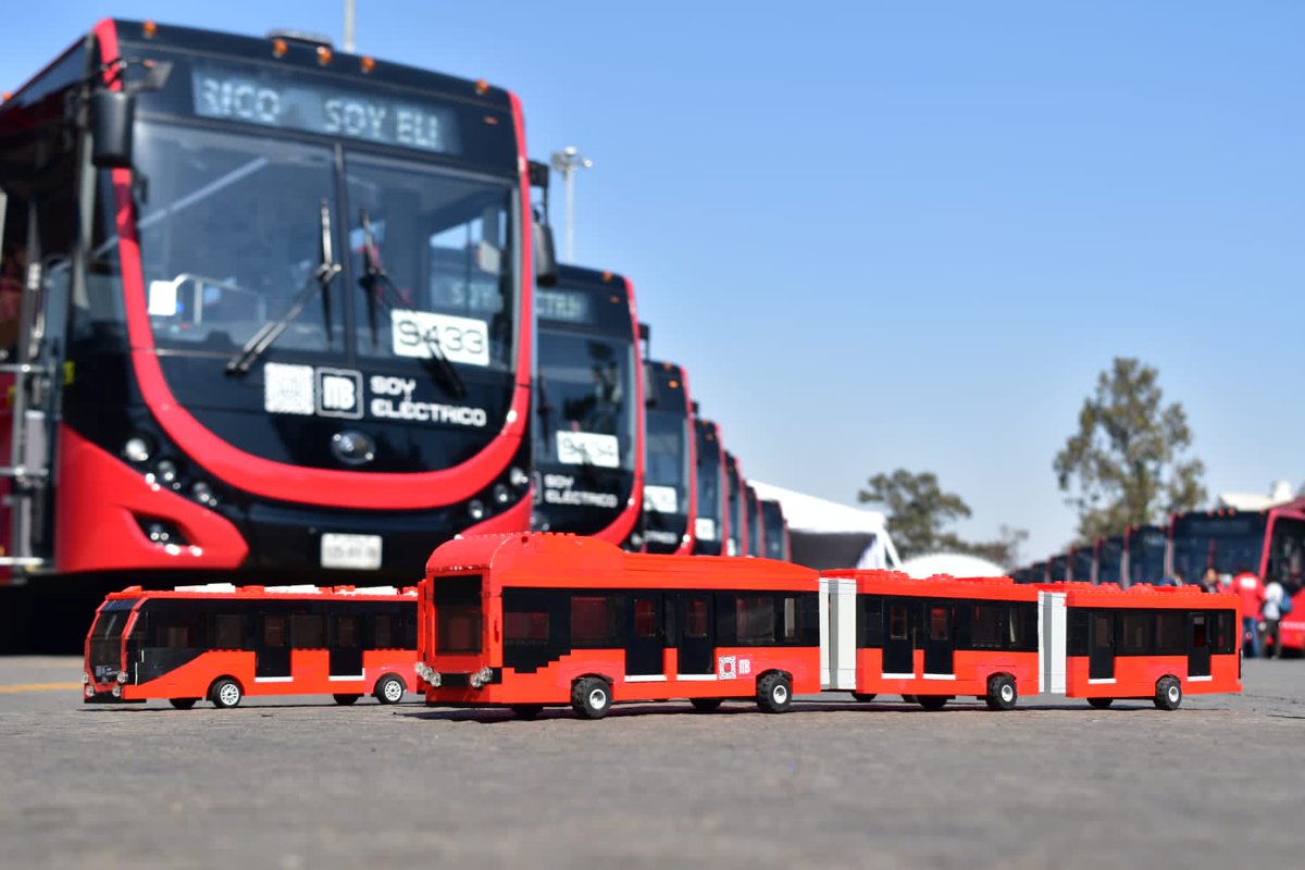 MetrobusCDMX's tweet photo. ¿Ya vieron estos autobuses a escala? 😍

#Metrobús ama las creaciones de @augustobuses 

¡Gracias por tu ingenio y dedicación, aquí somos tus fans!💡🚌💕 https://t.co/ur6oVYJds0