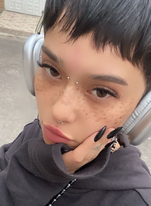 me or pineapple pizza https://t.co/ATunhpIW7t