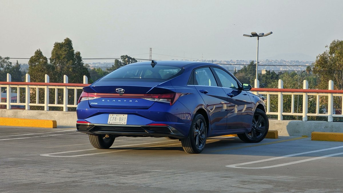 ConductoresAlAz's tweet photo. El gusto es subjetivo pero nadie puede negar que las líneas marcadas del @hyundaimotormex Elantra son de lo más llamativas de su segmento, sin duda es un auto muy completo, quizá su único pecado de momento es que no hay mucho inventario disponible sobre este muchacho 👀 https://t.co/YVNjFGg0wj