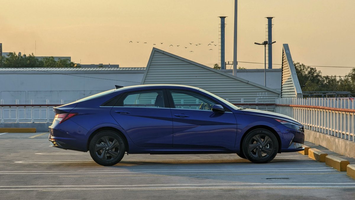 ConductoresAlAz's tweet photo. El gusto es subjetivo pero nadie puede negar que las líneas marcadas del @hyundaimotormex Elantra son de lo más llamativas de su segmento, sin duda es un auto muy completo, quizá su único pecado de momento es que no hay mucho inventario disponible sobre este muchacho 👀 https://t.co/YVNjFGg0wj