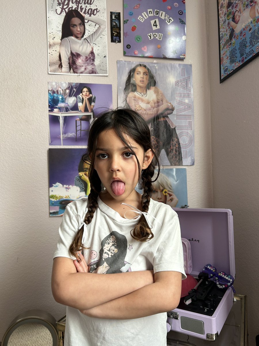 Iivgetsdejavu's tweet photo. My cousin wanted to dress up as liv today for Olivia’s birthday🥹🫶🏼💗 https://t.co/ISmxQxcUqd