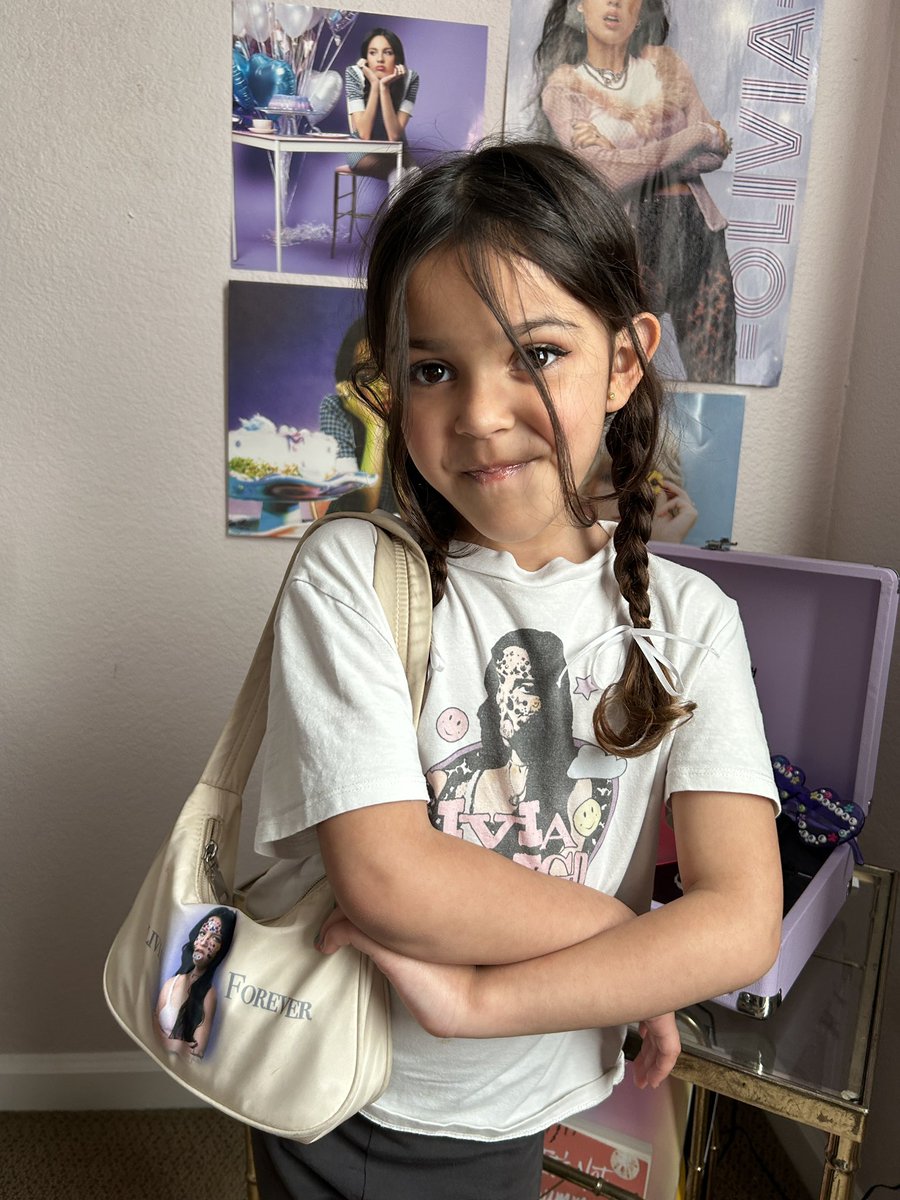 Iivgetsdejavu's tweet photo. My cousin wanted to dress up as liv today for Olivia’s birthday🥹🫶🏼💗 https://t.co/ISmxQxcUqd