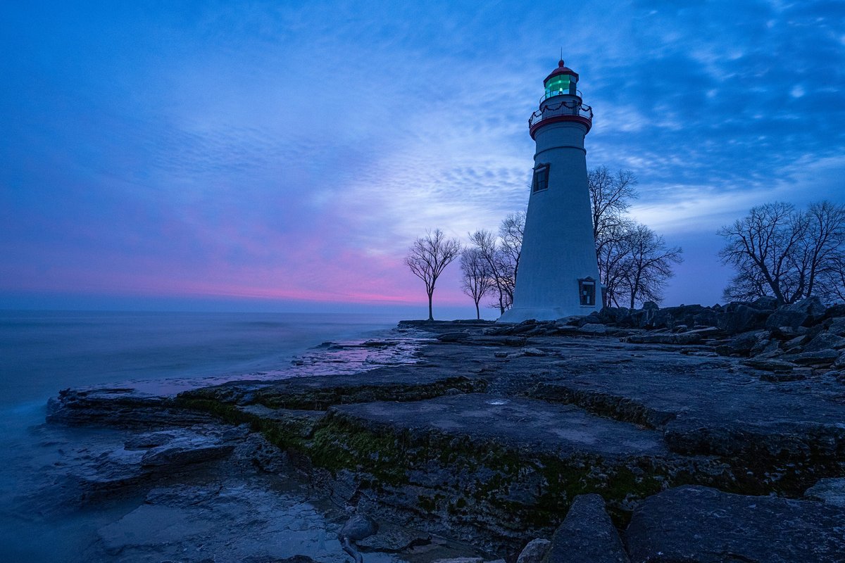 OHStateParks's tweet photo. The lighthouse at Marblehead Lighthouse State Park is a sight for sore eyes! It's the oldest lighthouse in continuous operation on the Great Lakes &amp; has guided sailors safely along the rocky shores of Marblehead Peninsula since 1822 😮 Photo: @JeffreyTadlock
#marbleheadlighthouse https://t.co/vp4oJmvRmQ