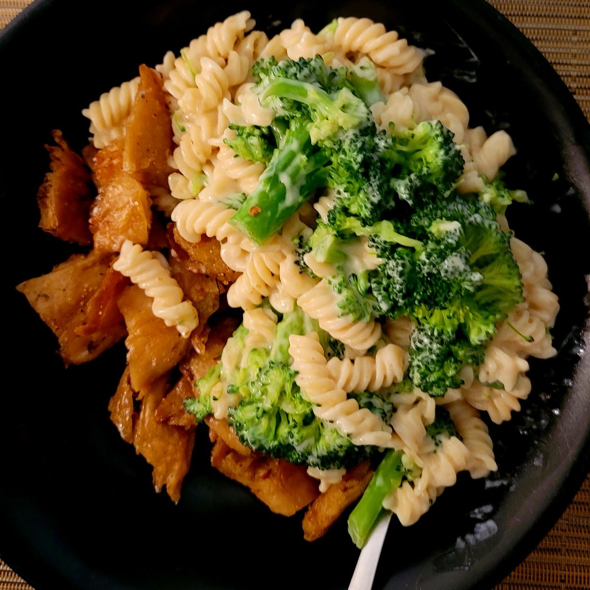 MyGFVeggieLife's tweet photo. Pasta night!  @ronzonipasta gf pasta, lots of steamed broccoli, @newmansown Alfredo sauce, @daringfoods original Plant Chicken Pieces 😋

#glutenfreevegetarian 
#glutenfree 
#vegetarian 
#pasta
#broccoli https://t.co/PmDM8a7nuF