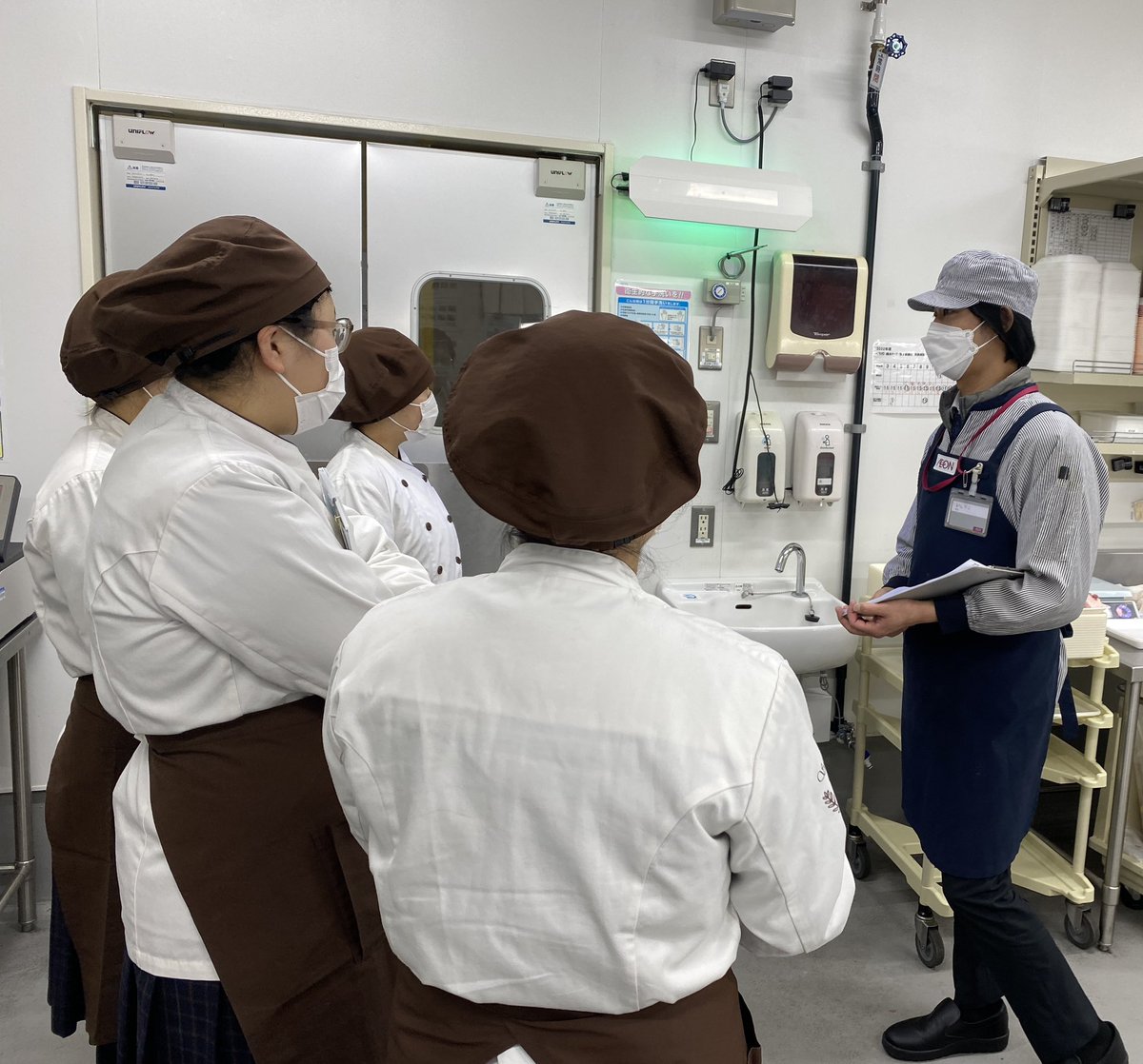 seika_pr's tweet photo. イオン九州との協働事業に製菓コースが参加。
製菓コース3年生がイオン原店へ。食の安全・安心を学ぶことを目的に、食品衛生の取り組み、作業場の衛生管理を見学してきました。将来「製菓衛生師」を目指す生徒にとって実践的に学べる場となりました。生徒は終始圧巻の表情！！ https://t.co/KYXiJcYBwl