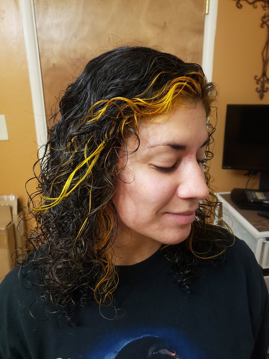 highpriestesss_'s tweet photo. I did my friends hair!! She has a yellow money piece now! We used #cosmicsunshine by @arcticfoxcolor
@Mannabee looks like the ray of sunshine she is. https://t.co/hYHmmXdVri