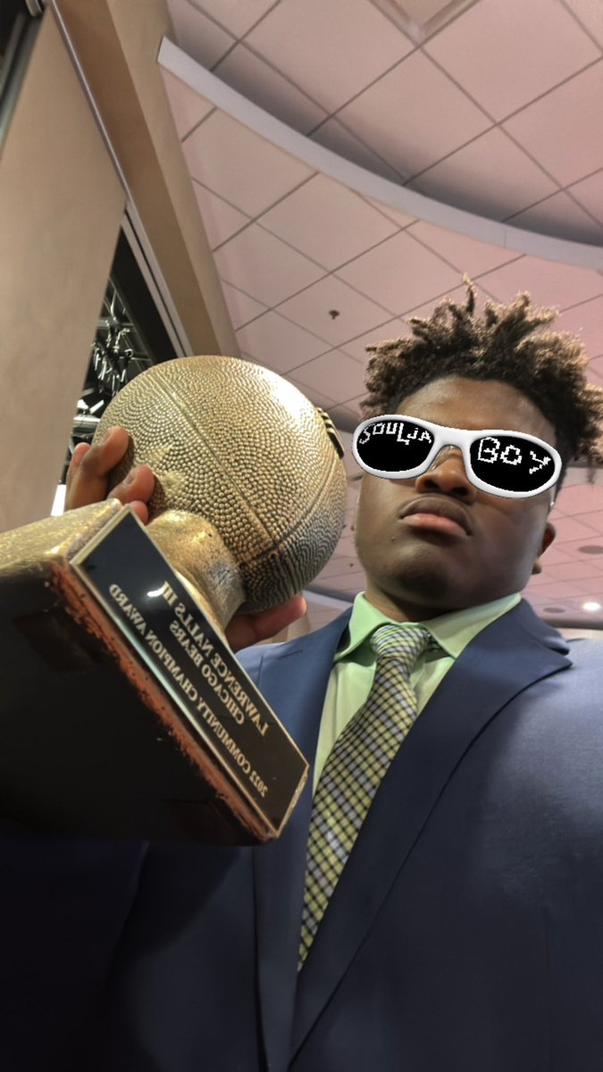 Had a great time at Halas Hall today! Was named a 2023 Recipient for the Chicago Bears Community Champion award. Congrats to all the other elite student athletes that were given awards as well🙏🏾

<a href="/CPLAthletics/">Chicago Public League Athletics</a> <a href="/NFFNetwork/">National Football Foundation</a> <a href="/ChicagoBears/">Chicago Bears</a> <a href="/ABC7Chicago/">ABC 7 Chicago</a> <a href="/NBCSChicago/">NBC Sports Chicago</a>