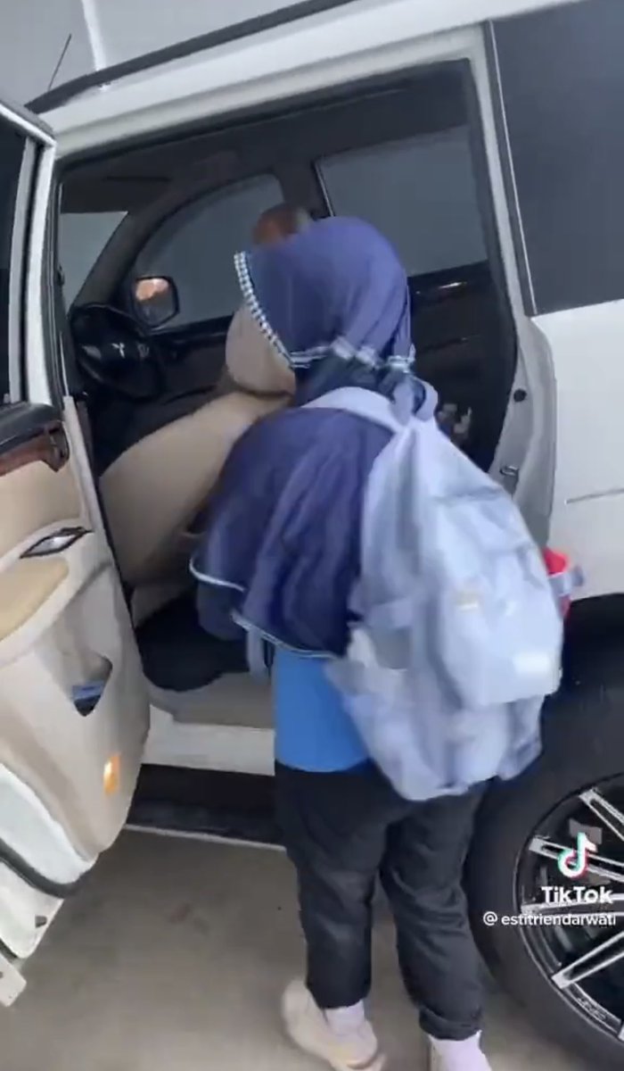 etharaawrr's tweet photo. @bukan_bradpit Pajero sih bukan fortuner #inipenting 👌🏻 https://t.co/g9Vtojk9Xo