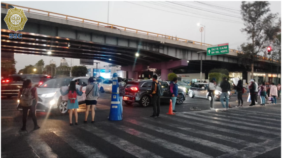 OVIALCDMX's tweet photo. 18:57 #PrecauciónVial | Cerrada la circulación de Río Churubusco al Oriente y Av. Centenario, col. Gral Anaya, alcaldía Coyoacán, por manifestantes. #AlternativaVial Av. Universidad, Av. División del Norte, Miguel Ángel de Quevedo y Eje 8 Sur. https://t.co/EMY5VxwtDe