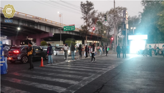 OVIALCDMX's tweet photo. 18:57 #PrecauciónVial | Cerrada la circulación de Río Churubusco al Oriente y Av. Centenario, col. Gral Anaya, alcaldía Coyoacán, por manifestantes. #AlternativaVial Av. Universidad, Av. División del Norte, Miguel Ángel de Quevedo y Eje 8 Sur. https://t.co/EMY5VxwtDe