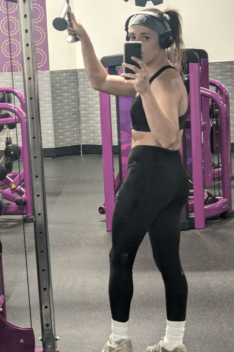 davampireneko's tweet photo. Finally getting around to posting a pic. Anyone wanna work out with me? It's leg/butt day. https://t.co/K8zWmB7g1a