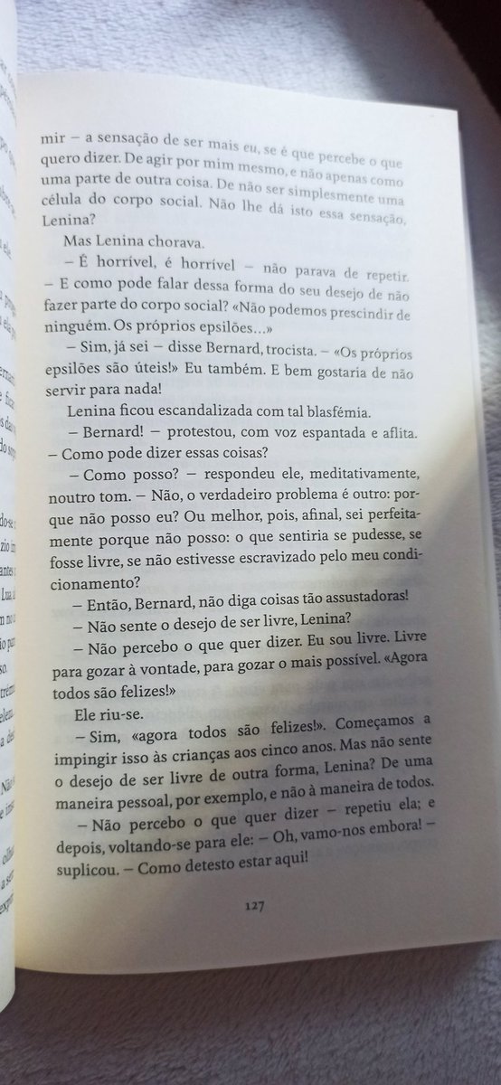 Ribeiro89Rute's tweet photo. Quase 1h da manhã e uma pessoa não consegue parar de ler #aldoushuxley #braveneworld #admiravelmundonovo https://t.co/A1cVSpqphw