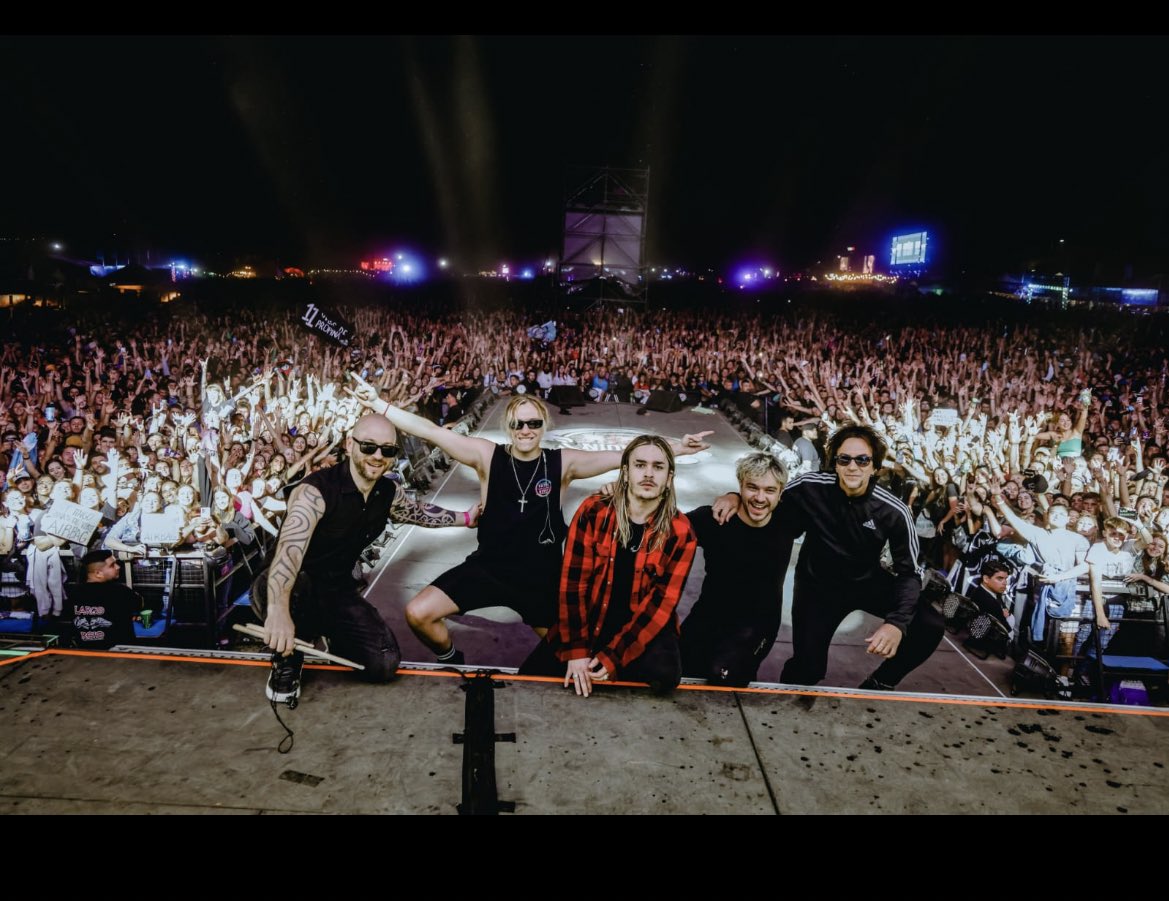 AIRBAGoficial's tweet photo. Gracias a todos ayer en Cosquin rock! Fue una fiesta! Vinieron a pedir de la producción que bajemos el volumen porque se escuchaba muy fuerte. Y se dieron cuenta que eran ustedes!! Obviamente , subimos más el volumen!                🤘🏼💀🖕🏻 https://t.co/DQCtNHhMsl