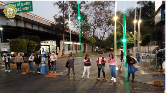 OVIALCDMX's tweet photo. 18:57 #PrecauciónVial | Cerrada la circulación de Río Churubusco al Oriente y Av. Centenario, col. Gral Anaya, alcaldía Coyoacán, por manifestantes. #AlternativaVial Av. Universidad, Av. División del Norte, Miguel Ángel de Quevedo y Eje 8 Sur. https://t.co/EMY5VxwtDe