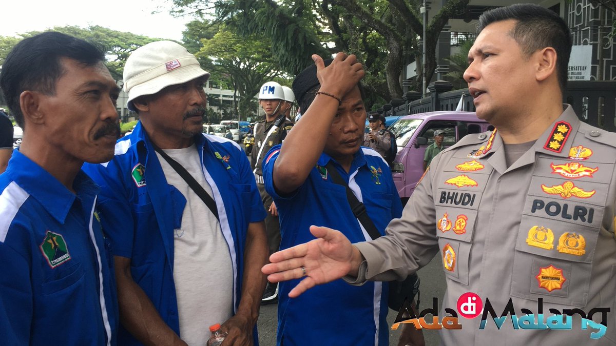 adadimalang's tweet photo. Kapolresta Malang Kota Apresiasi Paguyuban Sopir Mikrolet Kota Malang yang melaksanakan aksi demontrasi dengan tertib dan bijaksana.

Selengkapnya di :

https://t.co/rysi4s288a

https://t.co/gFPabWYCQU

#PolrestaMalangKota #BudiHermanto #KotaMalang #1Arah #AdaDiMalang #AgusYuwono https://t.co/crmq7zElNP