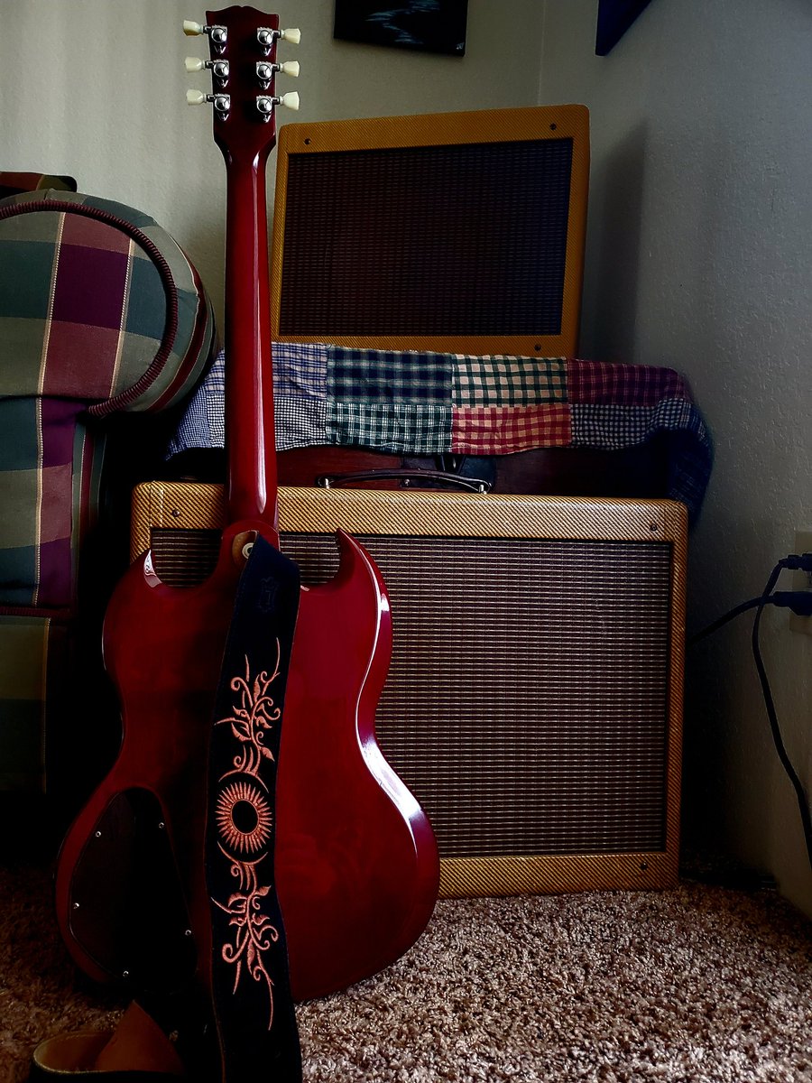 GumptionmanBnd's tweet photo. Happy Monday
#guitars
#TubeAmps
#GibsonSG
#5E3 
#Zendragon https://t.co/s4tL5w54xi