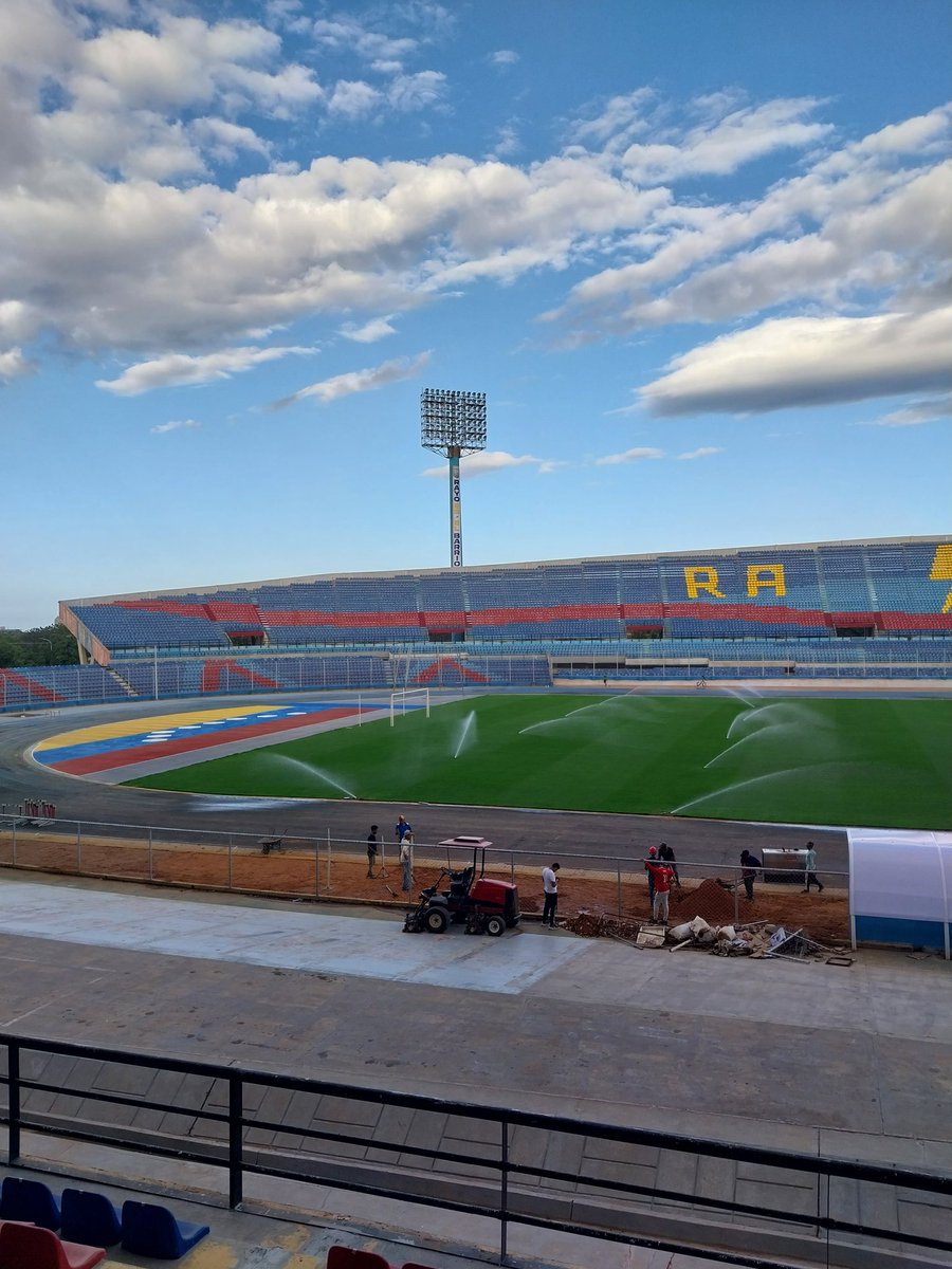ferdpriet's tweet photo. 🏟️ Me emociona ver esta cara renovada del "Pachencho" Romero, lo que pedíamos a principios del año pasado ya es una realidad.

🇻🇪 Esperemos se mantenga en el tiempo y podamos recibir a la selección nacional nuevamente en Maracaibo. 

🌱 El campo es una locura. https://t.co/6K3V6aZAUo