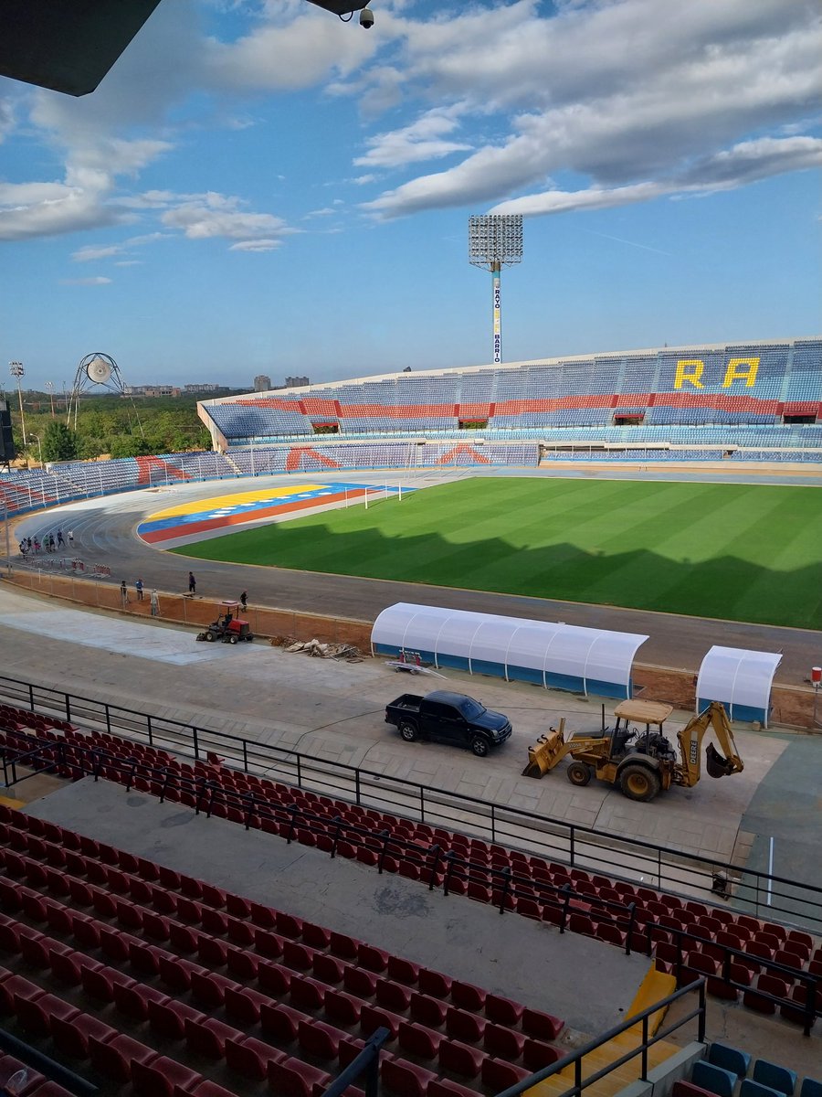 ferdpriet's tweet photo. 🏟️ Me emociona ver esta cara renovada del "Pachencho" Romero, lo que pedíamos a principios del año pasado ya es una realidad.

🇻🇪 Esperemos se mantenga en el tiempo y podamos recibir a la selección nacional nuevamente en Maracaibo. 

🌱 El campo es una locura. https://t.co/6K3V6aZAUo