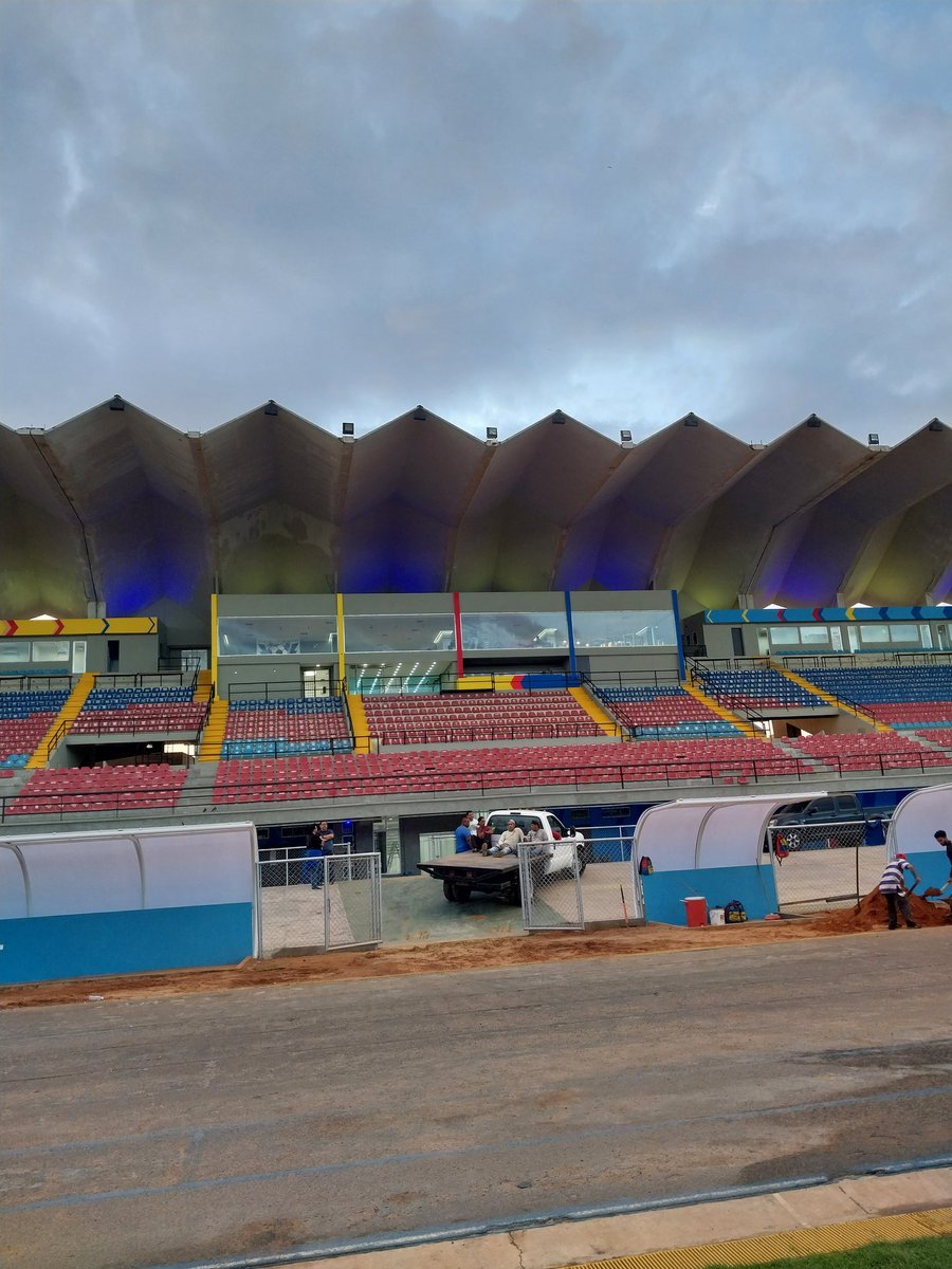 ferdpriet's tweet photo. 🏟️ Me emociona ver esta cara renovada del "Pachencho" Romero, lo que pedíamos a principios del año pasado ya es una realidad.

🇻🇪 Esperemos se mantenga en el tiempo y podamos recibir a la selección nacional nuevamente en Maracaibo. 

🌱 El campo es una locura. https://t.co/6K3V6aZAUo