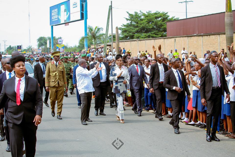 Inyuma yo kugenwa n'inama #AUSummit2023 nk'imboneza ya #UA, ngo ateze imbere umugambi bise "Urwaruka, Amahoro n'Umutekano muri Afrika", Nyenicubahiro <a href="/GeneralNeva/">SE Evariste Ndayishimiye</a> yakiranywe urweze nk'Umugenzi w'Urwaruka koko, aho Abenegihugu isinzi bari bakinje ku mabarabara muri @MairieBuja