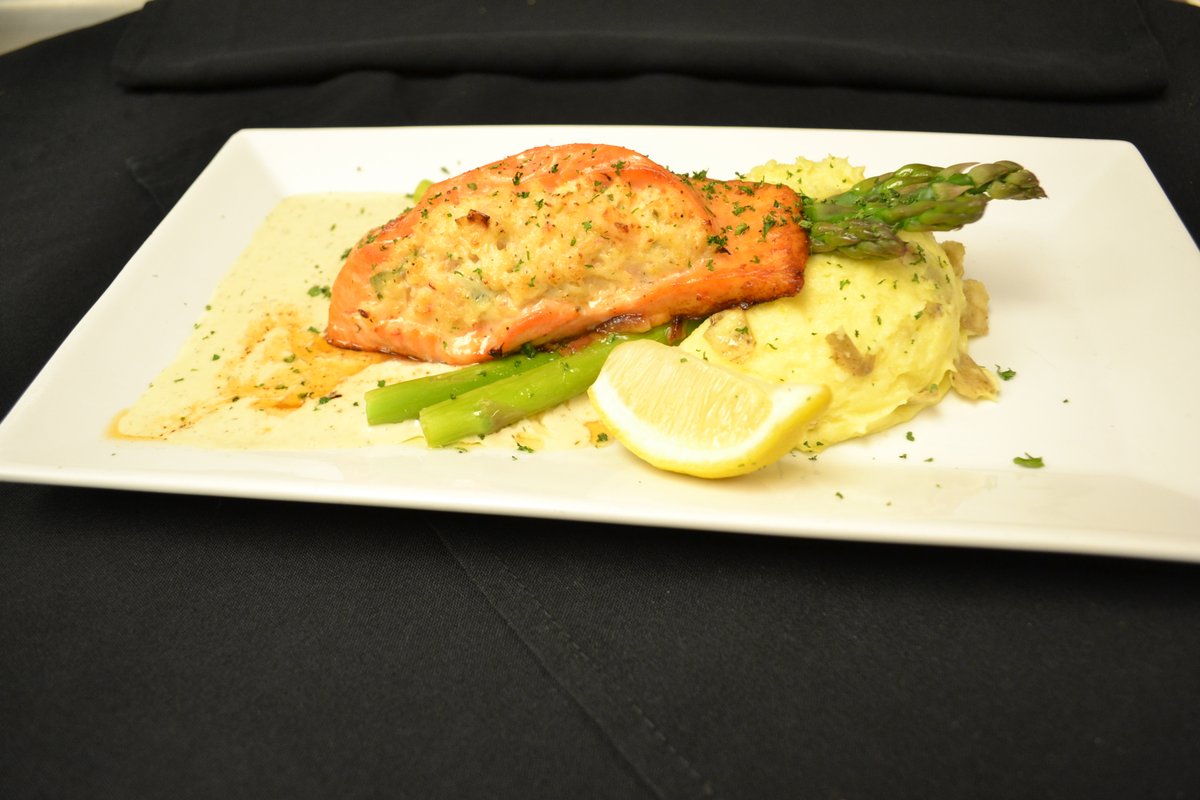 InnSpanishHead's tweet photo. Oh, what we have for you this week!  
Baked Ziti with House Blend Meat Sauce coved with Melty Mozzarella, and Baked Salmon stuffed with Crab and Shrimp on a lemon dill sauce, served with garlic mashed potatoes &amp; choice of veggies.  Call Fathoms at 541-994-1601 to reserve a table https://t.co/a299U2qjIx