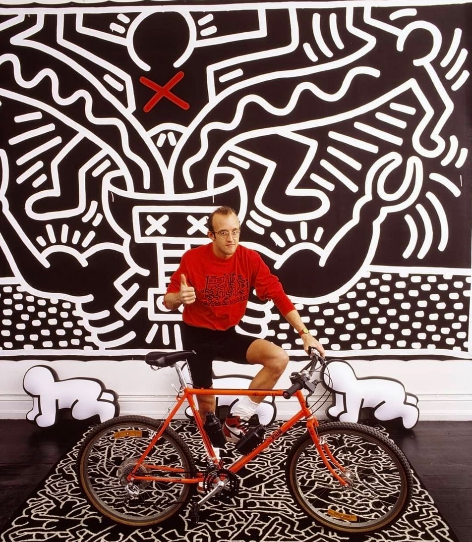 Keith Haring en 1986.
.
#keithharing #popart #haringart #nycartist #streetart #graffiti #keithharingart #contemporaryart #artphotography #streetstyle #velo #bike #newyorkart