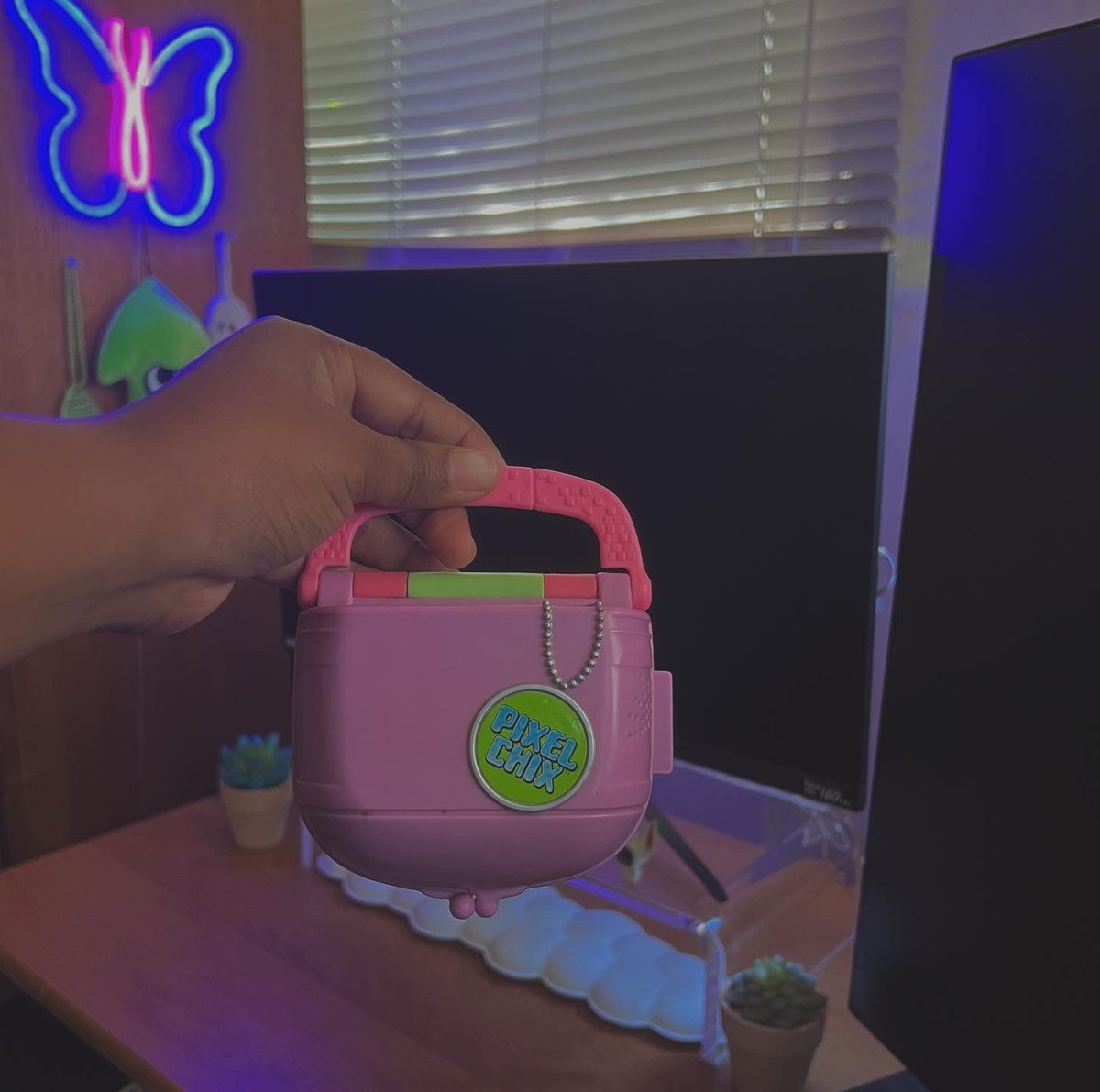 DGarbageGamer's tweet photo. ~Hey friends!! ~ Happy Monday • 2-21-23
✧: ✧・゚: : ✧・゚: : ✧・゚: : ✧・゚: : ✧・゚:
Did any of you have Pixel Chix growing up? I loved playing with these when I was younger!! 💗
maybe this is why I like simulation games 😂
#pixelchix #nostalgia #gamer #desksetup https://t.co/J01mrFh2hm