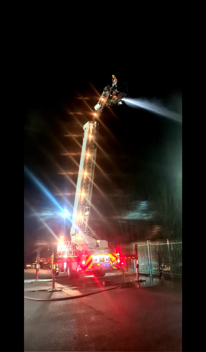 Huntington white watch have been drilling with the Ariel ladder platform using the water tower capability. 

A water tower allows us to apply vast amounts of water, over a large area or hard to get places 💧 

#firefighter #Training #teamwork #nyfrs #development