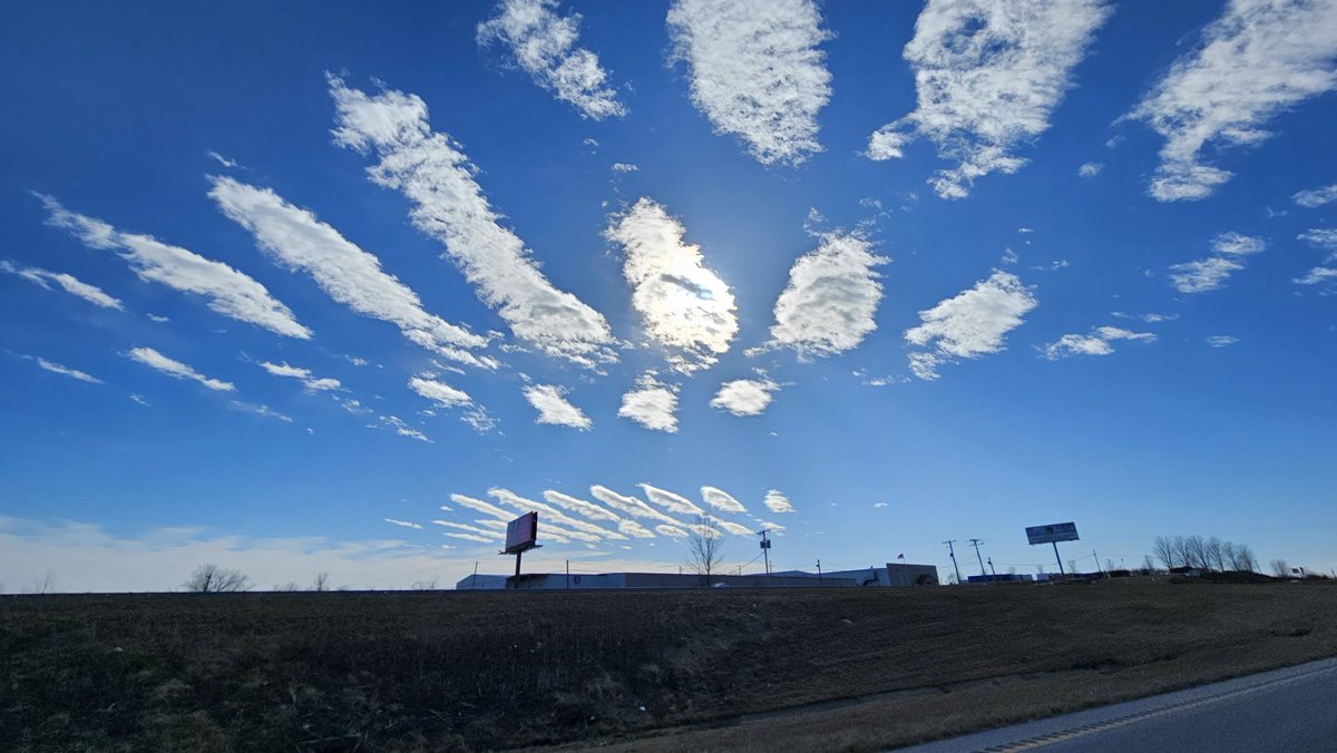 C4RR41G's tweet photo. @ReedTimmerAccu, what's going on with these clouds? https://t.co/XuBUojQmgR