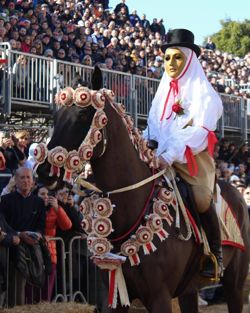 Ne è valsa la pena stare ad aspettare lungo via duomo l’arrivo di Su Componidori.🎭
Questa volta ho voluto vivere la Sartiglia da vicino godendomi la sfilata della corte di Elonora d’Arborea, i costumi tradizionali, e i cavalieri mascherati.

E poi no… instagr.am/p/Co5ejoYNAuD/
