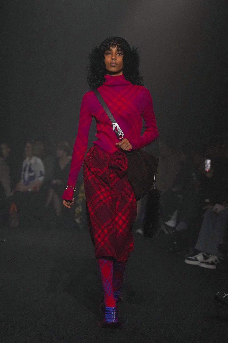 highendfashn's tweet photo. Burberry - Fall 2023 https://t.co/eD3B6AsR9E