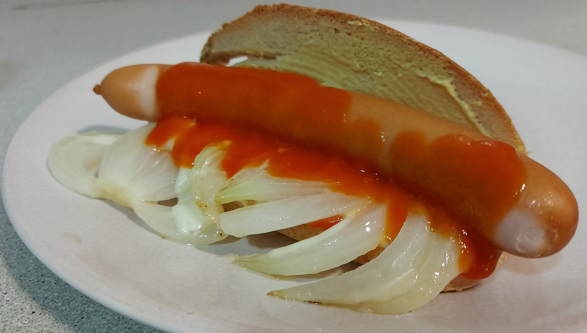 comocomodiadia's tweet photo. #hotdog / #perritocaliente... con #salchicha #queso #cebolla #mostaza y #salsadetomate... #enfamilia #guisoyo #comocomodiadia https://t.co/B3aba2qn8S