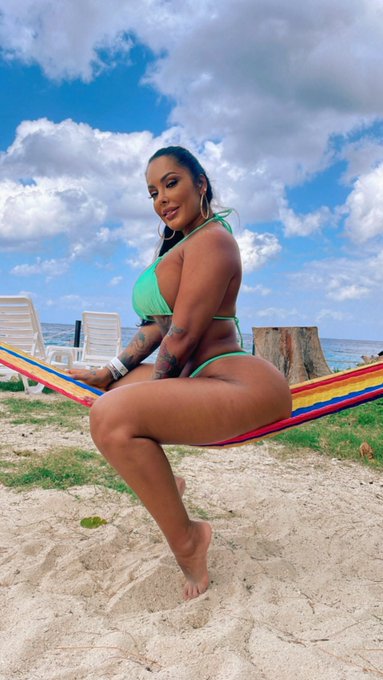 The sun loved her a little more! ☀️ Anyone else getting that 80 degree weather?  https://t.co/QJ1jn7NmZt