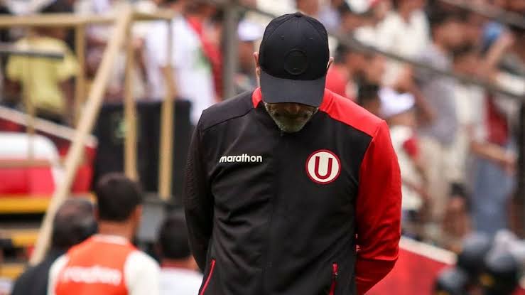 futvarperuano's tweet photo. Carlos Compagnucci aún tiene la confianza de la dirigencia de @Universitario.

Sin embargo, su permanencia depende mucho del resultado de los cremas frente a @camannucci este fin de semana. https://t.co/lw4bDK1ofj