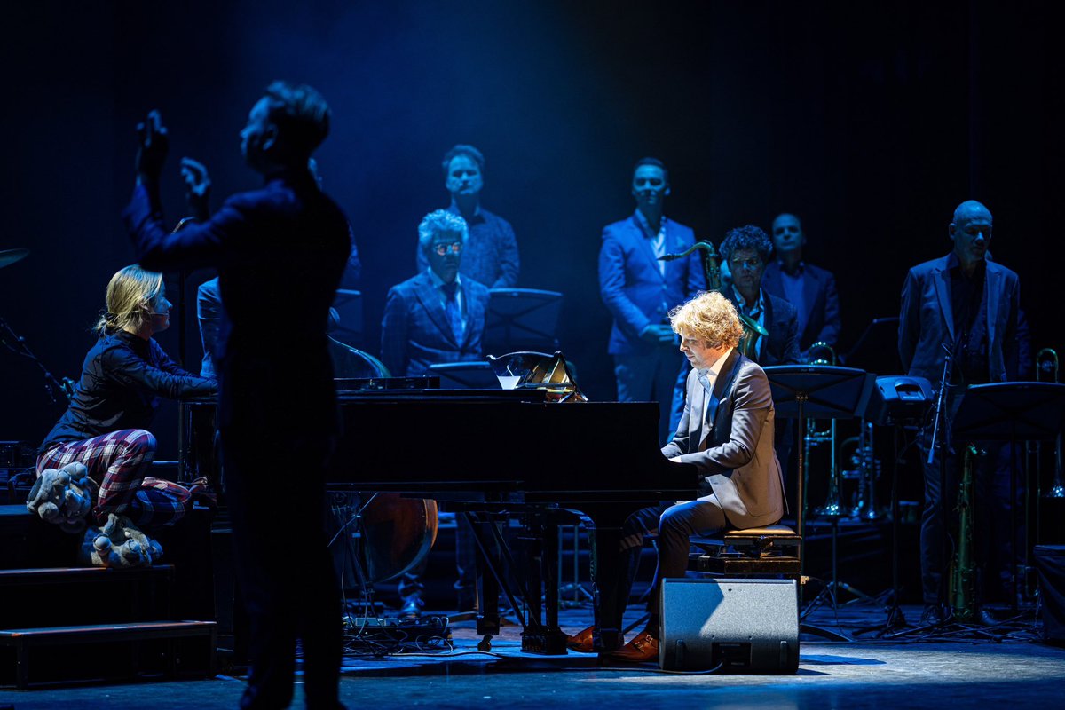 Playing 🎹 live on stage for the 1st time in my life, together with the amazing jazz and pop musicians of the Noordpool Orchestra, was really out of my comfort zone. Enjoy listening to I Giorni, one of the most iconic songs ever composed by   #Einaudi
➡️ youtube.com/watch?v=qHMDQ7…