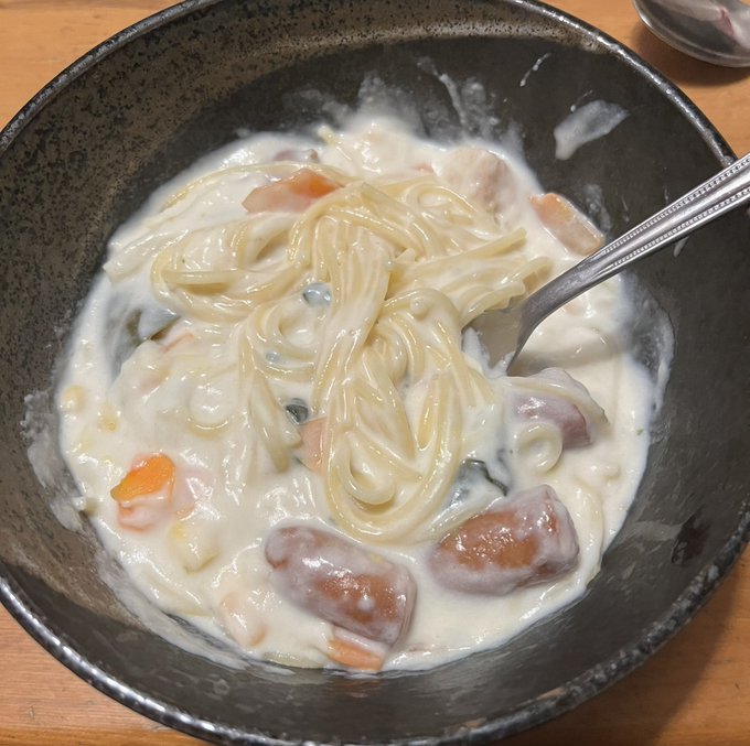 夜食か朝飯か分からんけど、
残ってたクリームシチューにパスタを茹でてドン!🍝♨️ 