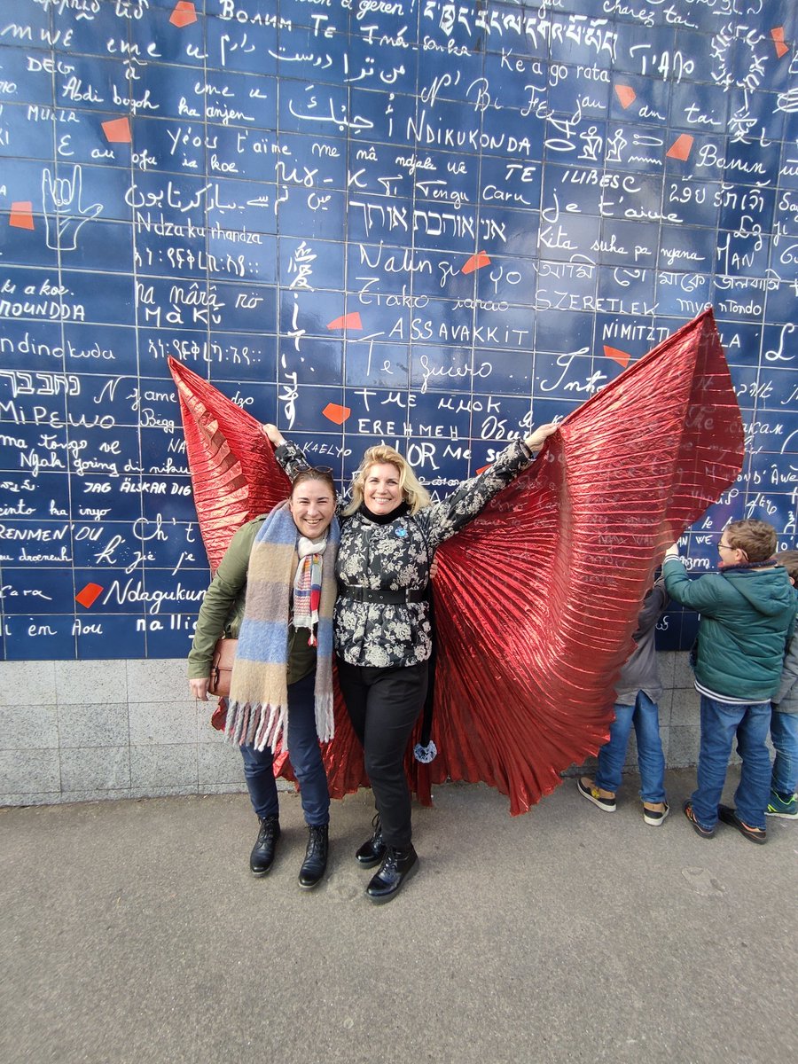 C'est un ordre! 😃
Visitez @Latoucheenchant  avec @VBANTONELLI 

#sourire #joie #évasion #sérénité #puissantesourcedinformations
#voixsublime
#Montmartre n'a plus de secret
Merci @Latoucheenchant 

#annelouiselamet #veronicaantonelli #visitemontmartre #voixlyrique #voixsublime