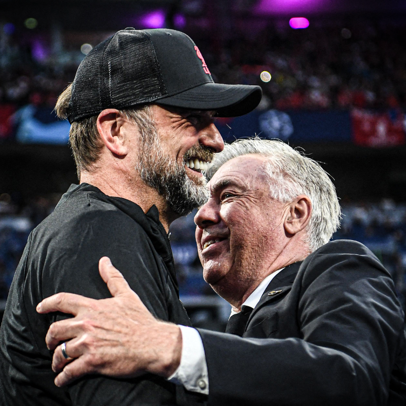 GoalNews's tweet photo. Jurgen Klopp got Carlo Ancelotti a gift 🥺