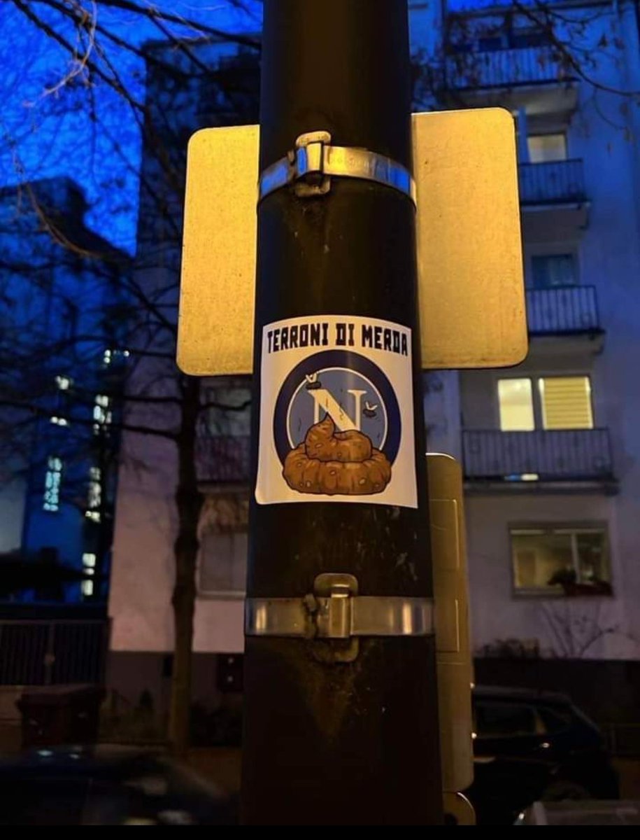 Accoglienza non proprio simpaticissima a Francoforte per i tifosi del #Napoli.

#EintrachtNapoli #ChampionsLeague