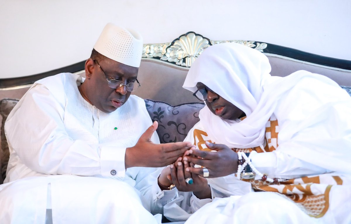 PR_Senegal's tweet photo. A la veille de la célébration de la 143e édition de l’Appel de Seydina-Limamoulaye, le Président @Macky_Sall s’est rendu à Yoff layène. La visite a été l’occasion pour le Chef de l’Etat de rassurer sur le maintien de la stabilité du pays. https://t.co/fgmQFzxejj