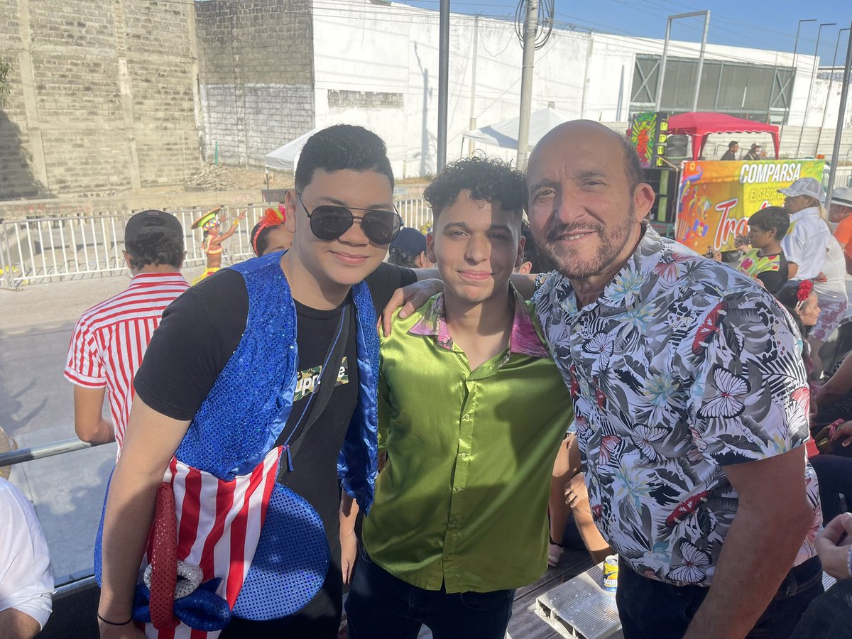 leymartinorozco's tweet photo. #carnavaldebarranquilla #desfiledefantasia
#via40 con mi ídolo mi nieto El Rey David y Julito Gomez https://t.co/v0FfzRJUJz