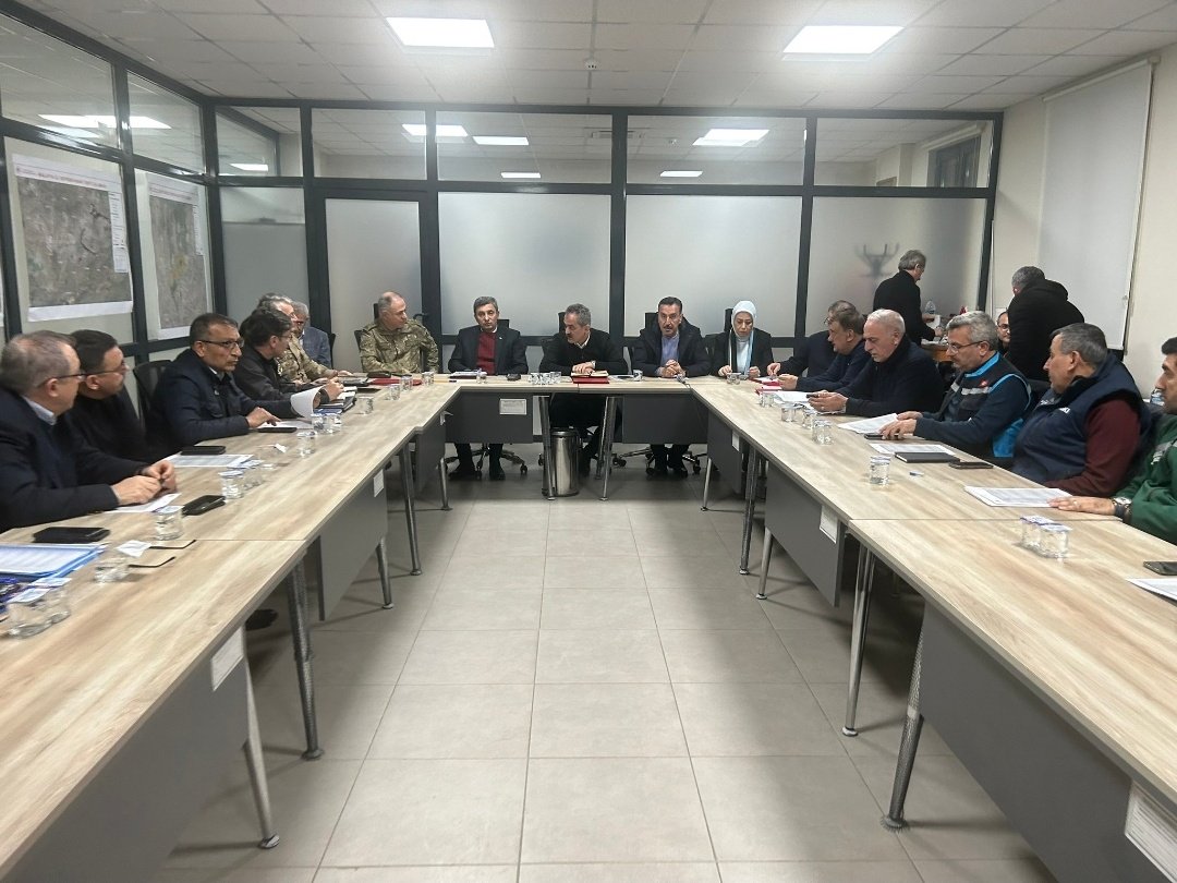 Öğrenciler, Mahmut Özer başkanlığında  yapılan toplantı sonucunu bekliyor.

#70İldeOkullarKapatılsın