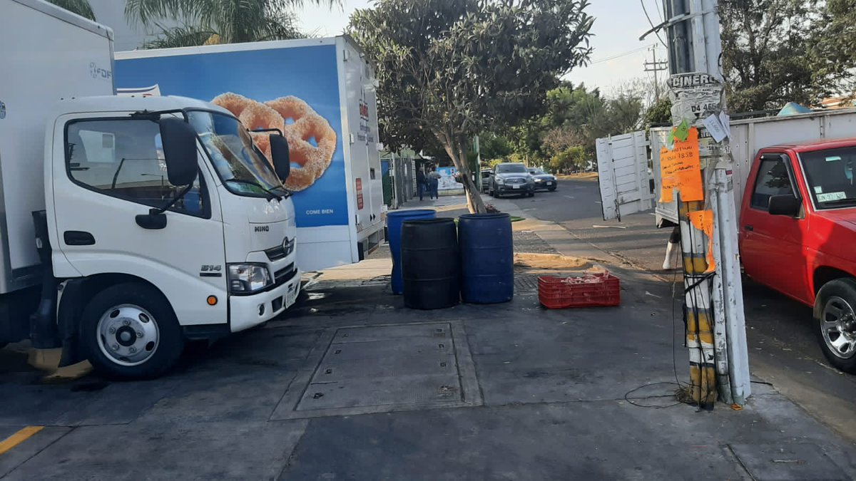 Larasauria's tweet photo. @vialidadjal en Av valdepeñas a la altura del 8470 este comercio de nombre "carnicería el origen" obstruyen de manera constante el tráfico de autos y peatones. Al momento de descarga de sus proveedores. Ni salir del coto se puede. pongan fin a estas arbitrariedades https://t.co/JaONgI8K4L