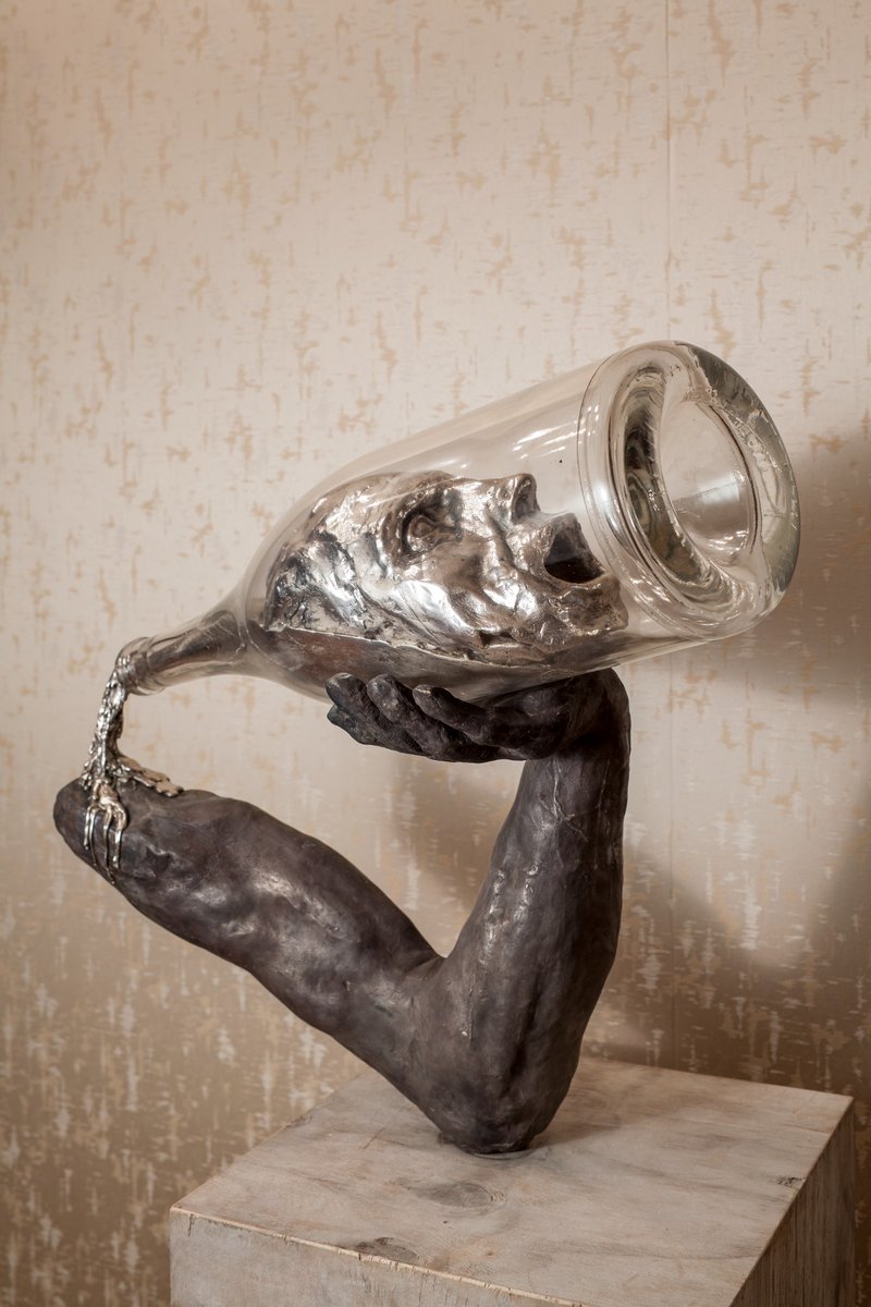 creapills's tweet photo. "L’homme prend un verre puis le verre prend l’homme" - Cette sculpture de Thomas Lerooy sur les dangers de l’alcool est particulièrement puissante https://t.co/wviVfbAI5z