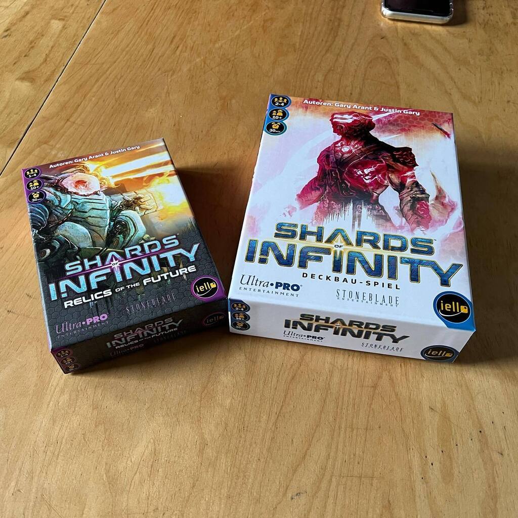 Endlich #ShardsofInfinity auf den Tisch bekommen. Fühlt sich an, wie ein #HeroRealms / #StarRealms auf Speed. Man bekommt Erfahrungspunkte und dadurch skalieren manche Karteneffekte. Cool! <a href="/arne_spillner/">Arne Spillner</a> #brettspiel
